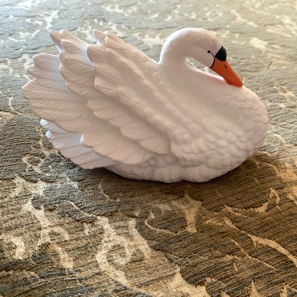 VINTAGE ROYAL HERITAGE PORCELAIN BISQUE SWAN FIGURINE  5 1/2”x 5 1/2”